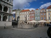 Poznan, schöne Bürgerhäuser, davor der Rokokobrunnen