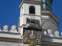 Jeden Mittag 12.00 Uhr zeigen sich zwei Ziegenböcke am Rathausturm von Poznan