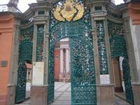 Das Eingangstor zum Kirchenbereich