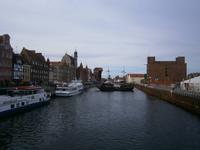 Der Hafen von Gdansk, an der Mottlau, im Hintergrund das bekannte Krantor