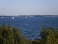 Weiße Segel auf dem Löwentinsee, dem drittgrößten See der 