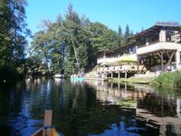 Beginn der Stakenbootsfahrt auf der Krutyna, einem 99 km langen Flüßchen dieser Region