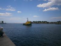 Ein Lotsenboot läuft in den Hafen ein