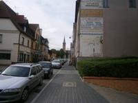 Mikolajki, Hauptstraße, im Hintergrund die Ortskirche 