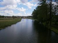 Blick von der Eisenbahnbrücke auf das Dorf Sypitki
