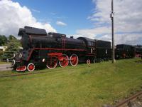 Im Bahnhof von Elk, eine rekonstruierte Schnellzuglok