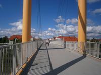 Neu erbaute, moderne Fußgängerbrücke zum Jachthafen von Lötzen