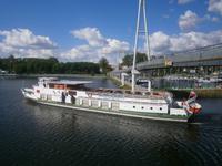 Ein Ausflugsschiff läuft in den Hafen ein