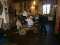 Das Baby lernt das Laufen