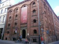 Hinter dieser Fassade wird eine Ausstellung gezeigt