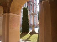 Blick auf den Haupteingang der Kirche