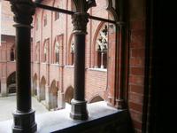 Blick durch ein Fenster in den oberen Burghof
