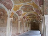 Der neu restaurierte Kreuzgang der Kirche