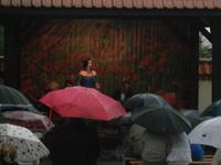 Eine Sängerin sang bei strömenden Regen Operetten-und andere Melodien
