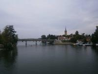 Mikolajki, Blick auf die Straßenbrücke, dahinter der Taltysee und die ev. Kirche