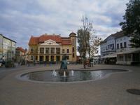 Mikolajki, Marktplatz mit Springbrunnen 