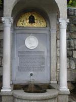 Grab Gräfin Reden auf Friedhof der Kirche Wang