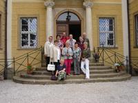 Gruppenbild vor Schloß Lomnitz