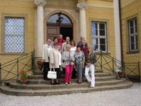 Gruppenbild vor Schloß Lomnitz