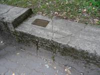 Gedenktafel an der Stelle wo Stauffenberg seine Tasche abstellte