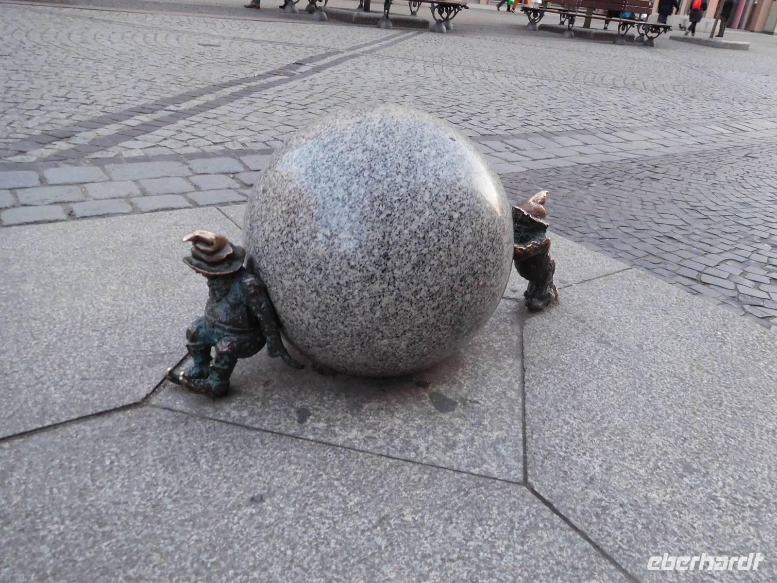 Zwerge mit schwerer Last in Breslau