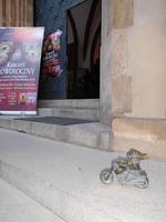 Motorrad-Zwerg am Eingang einer Kirche in Breslau