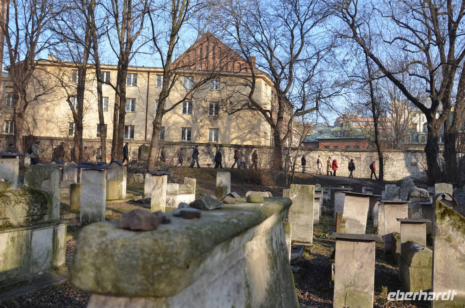 Andächtiger Rundgang auf dem jüdischen Friedhof