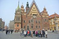 Reisegruppe vor dem Rathaus in Breslau 