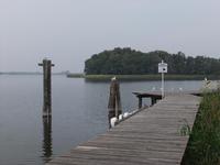 Warten auf die Fähre in Popielno