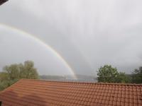 zwei Regenbögen über dem See vom Hotel aus