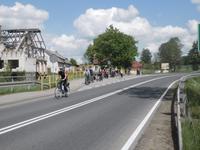 an der Straße ist besondere Vorsicht geboten, deshalb alle hintereinander bleiben