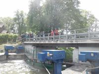 Die Gäste schauten gespannt auf den Betrieb der Schleuse