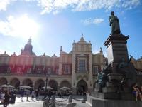 Denkmal für Adam Mickiewicz und die Tuchhallen in Krakau