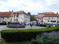 Reisegruppe vorm Theater