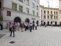 Reisegruppe lauscht dem Hejnal