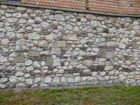 Grabstein-Ruinen in der Friedhofsmauer Krakau