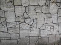 Grabstein-Ruinen in der Friedhofsmauer Krakau