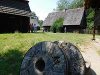 Mühlensteine und Bauernhäuser im Freilichtmuseum Oppeln