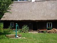 Brunnen und Wohnhaus im Freilichtmuseum
