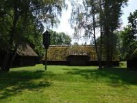 Taubenschlag und Bauernhäuser im Freilichtmuseum Oppeln