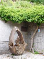 Skulptur bei Kirche Wang