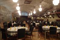 Ein Restaurant mit Bühne unter Tage