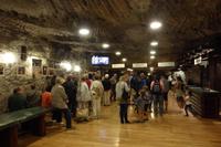 Hoch geht es mit dem Lift - wir warten auf den Aufzug