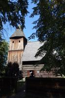 die Holzkirche darf im Dorf nicht fehlen