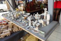 Auf dem Marktplatz bieten die Händler und Handwerker ihre Waren feil