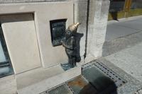 Der Zwerg am Geldautomaten