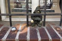 Dieser Zwerg sitzt angekettet im Fenster des ehemaligen Gefängnisses von Breslau