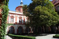 Im Garten der Bibliothek endet unsere Stadtführung mit Thomasz