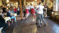 bald sind auch die Hochzeitsgäste auf dem Tanzparkett