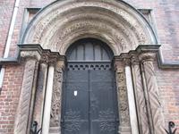 Romanisches Portal der Magdalenenkirche am Hotel Quubus